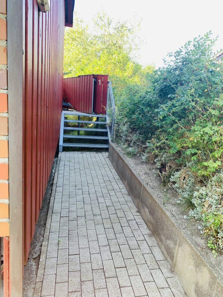 Größe: 40 m²
Personen: 1-3 Personen

Die gemütliche Ferienwohnung verfügt über ein separates Schlafzimmer sowie einen gemütlichen Wohnbereich mit praktischer Pantryküche, Esstisch und bequemem Schlafsofa.

Die gemütliche Ferienwohnung verfügt über ein separates Schlafzimmer sowie einen gemütlichen Wohnbereich mit praktischer Pantryküche, Esstisch und bequemem Schlafsofa.

Die gemütliche Ferienwohnung verfügt über ein separates Schlafzimmer sowie einen gemütlichen Wohnbereich mit praktischer Pantryküche, Esstisch und bequemem Schlafsofa.

Vom Esstisch aus haben Sie einen kleinen Blick auf das Wattenmeer, den Sie schon beim Frühstück genießen können.

Die Wohnung liegt zur Inselstraße. Auf der Rückseite befindet sich eine kleine, geschützte Terrasse, die zum Verweilen und Entspannen einlädt. Hier können Sie die frische Luft genießen und den Urlaubstag gemütlich ausklingen lassen.